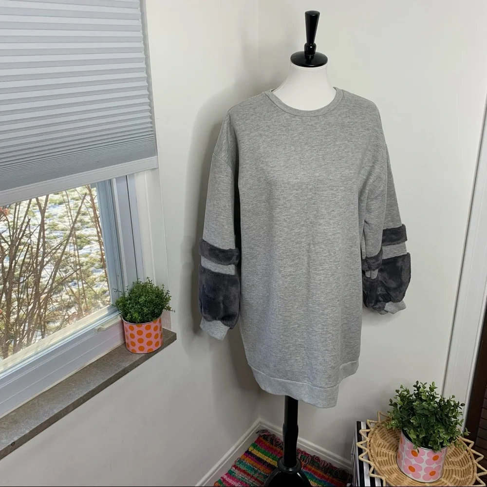 Lea & Viola | Grey Faux Fur Trimmed Long Sleeved Sweatshirt - Picture 3 of 8